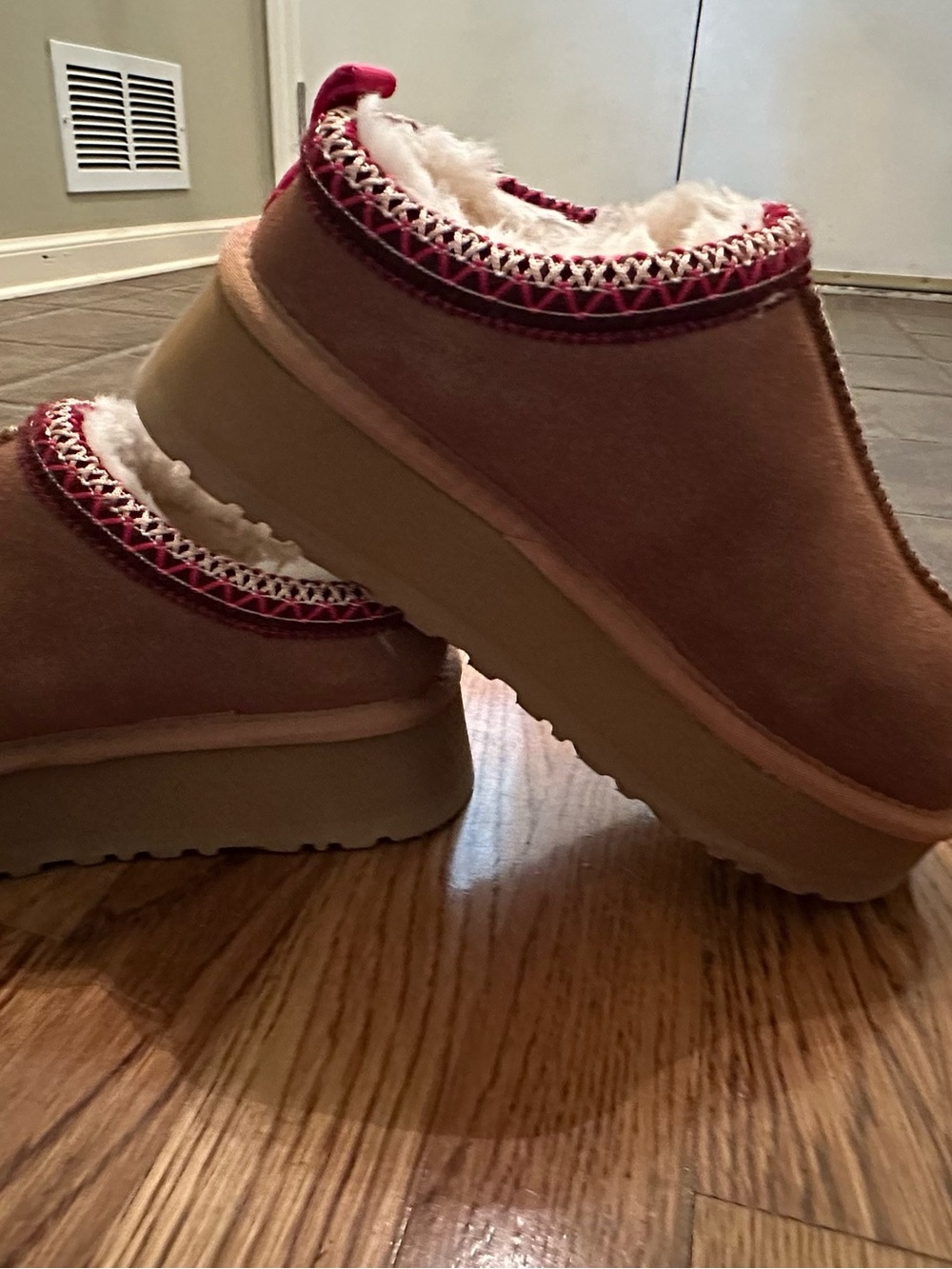 Women’s Cozy Shearling-Lined Slip-On Clog in Chestnut with Red Trim